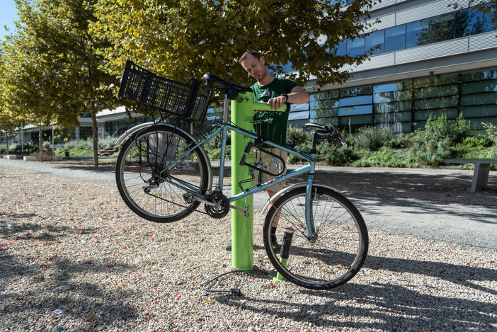 Domani al Campus Einaudi inaugura la colonnina di riparazione per biciclette