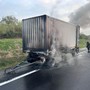 Tir in fiamme in autostrada, camionista riesce a sganciare il rimorchio che bruciava