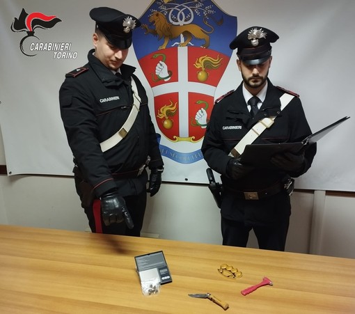 carabinieri con materiale sequestrato