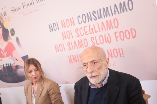 Petrini chiude Terra Madre con dedica ai delegati uccisi di Israele e Palestina: &quot;La guerra colpisce i contadini&quot;