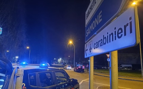 auto dei carabinieri di notte vicino a cartelli stradali