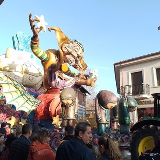 Grande successo per il Carnevale di Nichelino: in più di 20 mila ad assistere alla sfilata dei carri