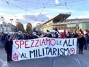 corteo con striscione