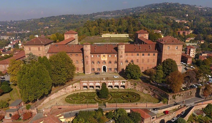 castello di moncalieri e locandina