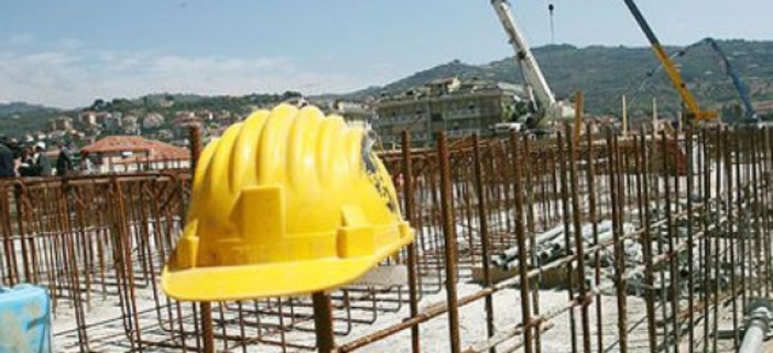 Tenta di introdursi in un cantiere edile, poi si scaglia contro la polizia che lo arresta