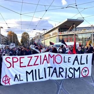 corteo con striscione