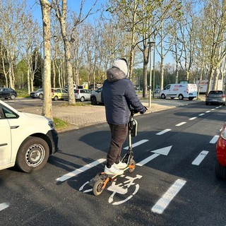 Corsia per le bici nel controviale di corso Trapani