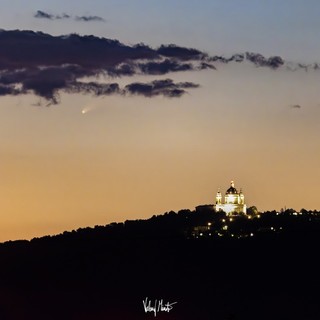 La &quot;cometa del secolo&quot; su Superga (Foto: Valerio Minato)