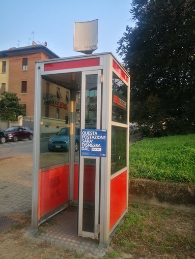 cabina del telefono ormai abbandonata