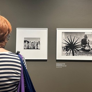 Donna che osserva una mostra fotografica