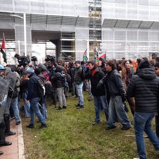 Pro Pal: corteo al via da Porta Susa, poi lancio di uova all'ufficio scolastico regionale. Proteste e tensioni davanti alle Ogr e al Poli [VIDEO]