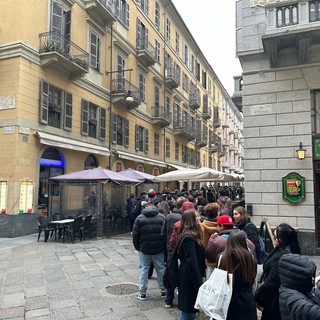 &quot;Con Mollica o Senza&quot; apre a Torino: code infinite per i primi panini “virali” [FOTO E VIDEO]