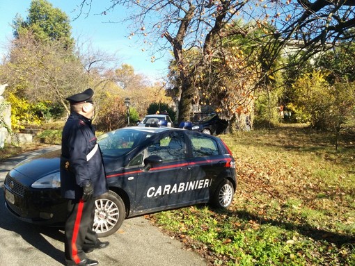 Trovati a casa del più giovane un coltello a serramanico, una riproduzione “a salve” di pistola Beretta