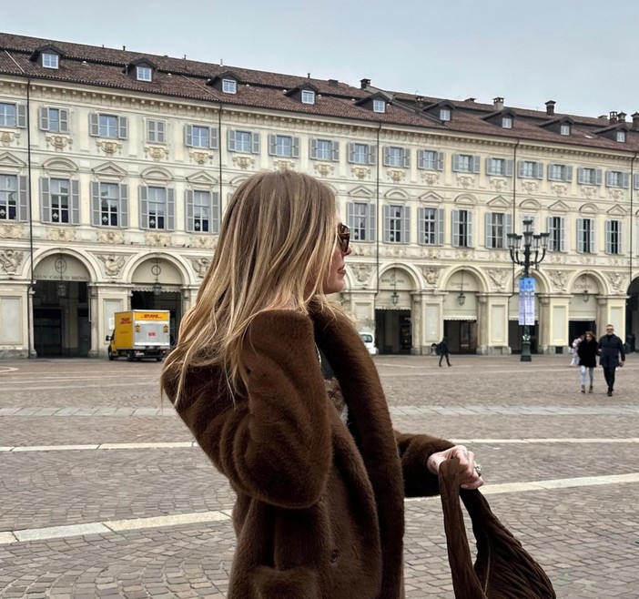 Chiara Ferragni a Torino: tramezzino dal Cambio e scatto in piazza San Carlo