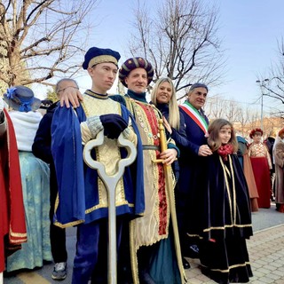 Rivoli, inizia la festa per il 69° Carnevale: investitura del Conte verde e consegnate le chiavi