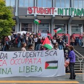 Davanti a Palazzo Nuovo srotolato l'elenco di 20 mila nomi di vittime palestinesi