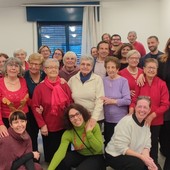 Gli anziani ballano e cantano alla riapertura del centro di via Osasco