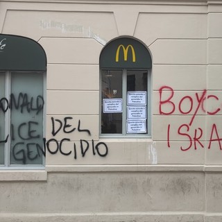 In migliaia al corteo Pro Palestina. Bruciate le bandiere dell'UE e della Nato, imbrattati muri di McDonald's FOTO]