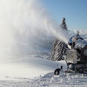 Manca la neve: il 90% delle piste è artificiale. Da Legambiente la ricetta per un turismo più sostenibile e una montagna più resiliente