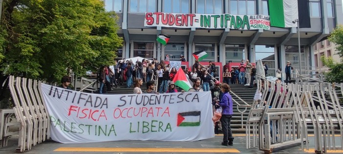 Davanti a Palazzo Nuovo srotolato l'elenco di 20 mila nomi di vittime palestinesi