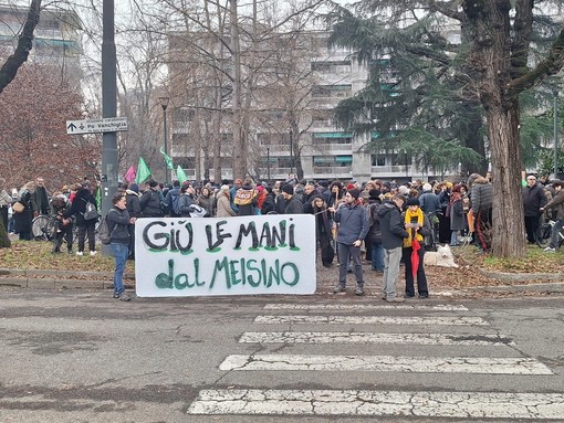 Il corteo è partito dal ponte Sassi in direzione del parco. Deviata la linea 15