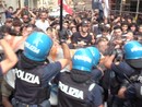 Meloni a Torino: polizia carica gli studenti, manganellate e due feriti in centro [FOTO e VIDEO]