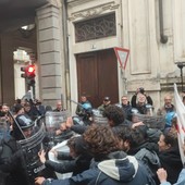 Corteo anti G7, scontri in centro con le forze dell'ordine. Lancio di uova e fumogeni sulla polizia [FOTO E VIDEO]