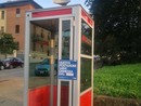 cabina del telefono ormai abbandonata