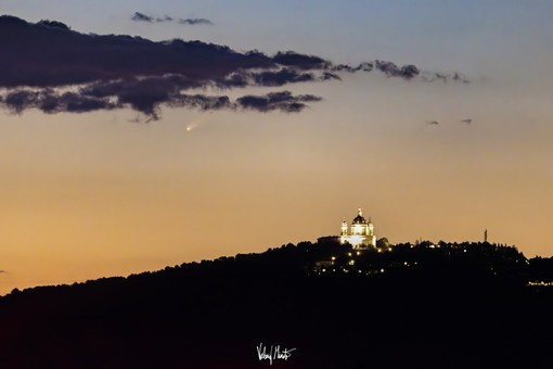 La &quot;cometa del secolo&quot; su Superga (Foto: Valerio Minato)