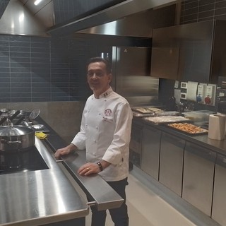 Lo chef in cucina