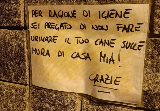 Nichelino, spuntano cartelli contro i padroni incivili degli amici a quattro zampe