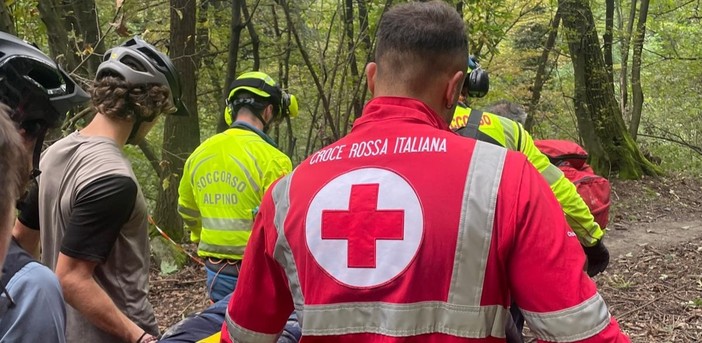 Pino, mountainbiker si infortuna nei boschi vicino a Superga e finisce in un corso d'acqua