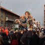 Nichelino invasa da migliaia di persone per la sfilati dei carri del Carnevale