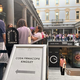 Strisce di colore sul pavimento di piazza San Carlo