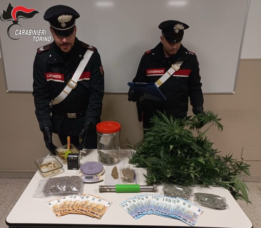 carabinieri con droga sequestrata