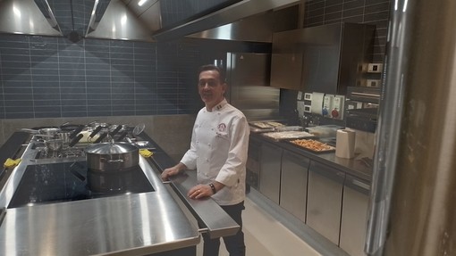 Lo chef in cucina