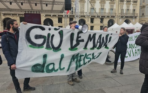 Protesta in piazza con striscioni