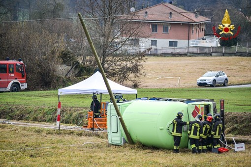 intervento dei vigili del fuoco per un tir ribaltato