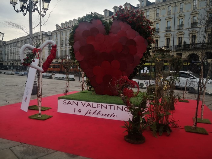 Il cuore allestito in piazza San Carlo in occasione del 14 febbraio