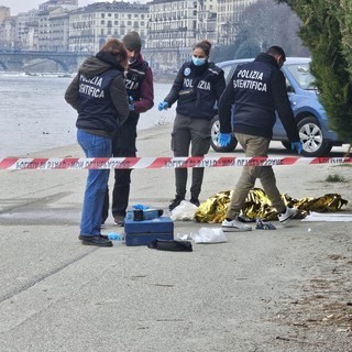 cadavere con forze di polizia intorno