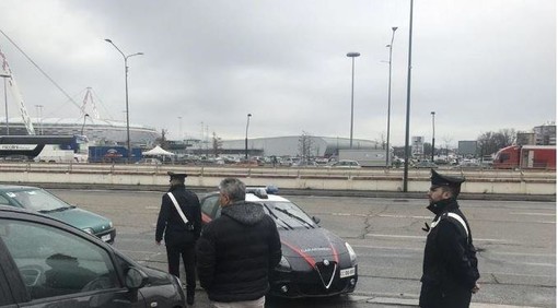 Controlli dei carabinieri sui bus e davanti all’Allianz Stadium di Torino: fermata banda specializzata in furti sulle auto