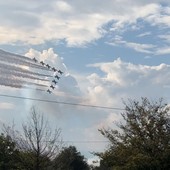 Aerei e caccia nei cieli di Torino, cittadini curiosi con il naso all’insù: cosa sta accadendo [VIDEO]