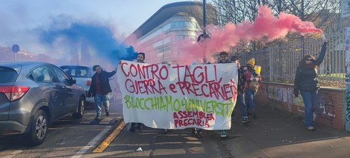 Bloccati gli accessi al Campus Einaudi per lo sciopero dei precari: momenti di tensione in piazza Castello