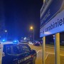 auto dei carabinieri di notte vicino a cartelli stradali