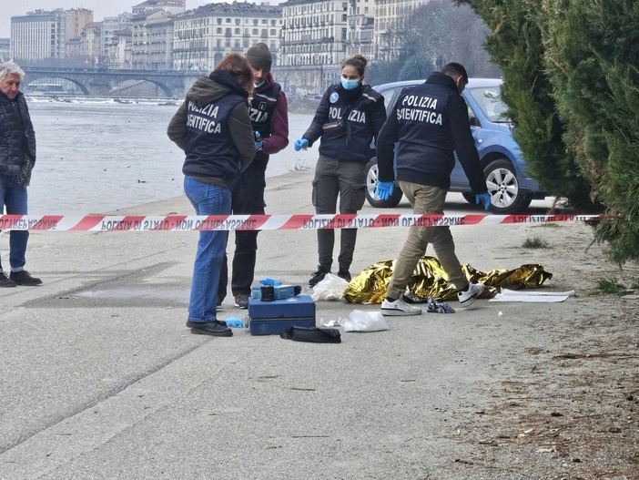 cadavere con forze di polizia intorno