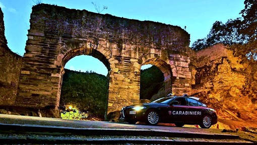 auto dei carabinieri davanti a un arco