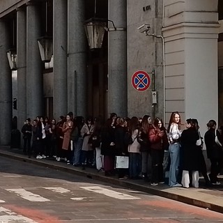 Coda senza fine in via Roma: ressa per l'apertura (a tempo) del negozio Shein