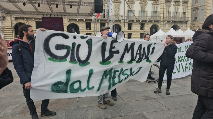 Protesta in piazza con striscioni