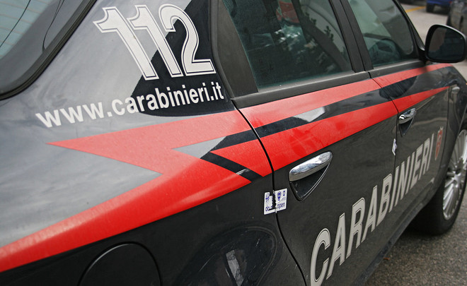 Collegno, spacciano crack e ingoiano le dosi all'arrivo dei Carabinieri: arrestati due uomini nel quartiere Terracotta