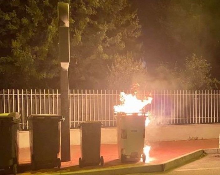 A Nichelino vandali e incivili ancora in azione: cassonetti dati alle fiamme (foto di archivio)